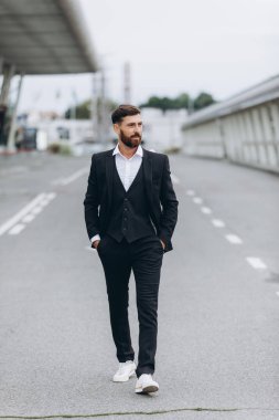 İki işadamı birlikte tartışıyor