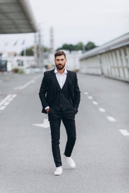 İki işadamı birlikte tartışıyor