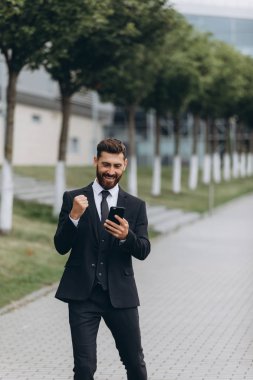 İki işadamı birlikte tartışıyor