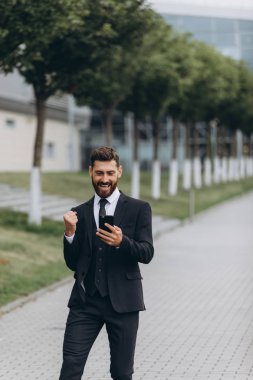 İki işadamı birlikte tartışıyor