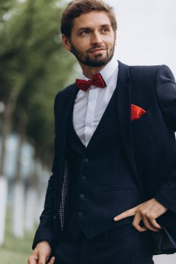 İki işadamı birlikte tartışıyor