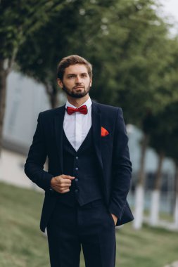 İki işadamı birlikte tartışıyor