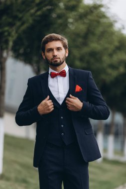 İki işadamı birlikte tartışıyor