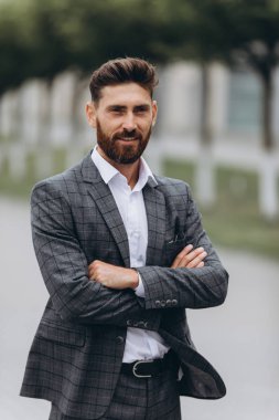 İki işadamı birlikte tartışıyor