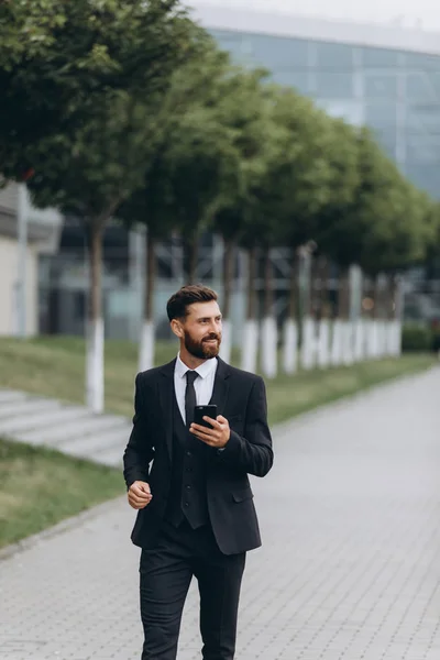 Dos hombres de negocios discutiendo juntos — Foto de Stock