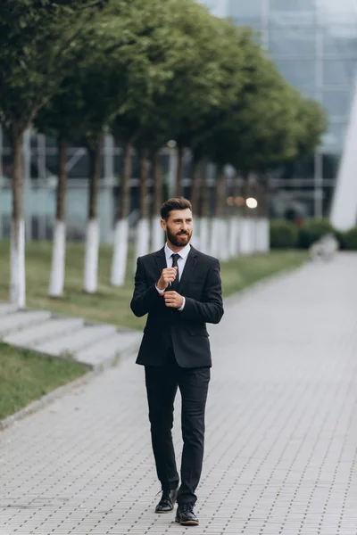 Dois empresários discutindo juntos — Fotografia de Stock