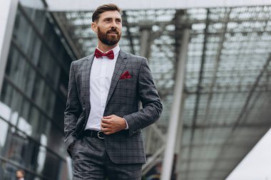 İki işadamı birlikte tartışıyor