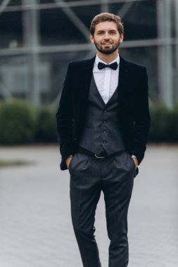 İki işadamı birlikte tartışıyor