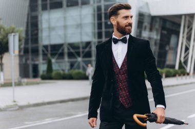 İki işadamı birlikte tartışıyor