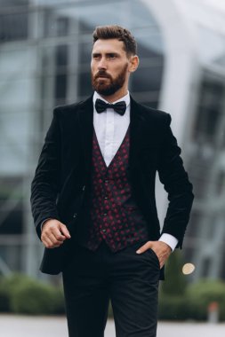 İki işadamı birlikte tartışıyor