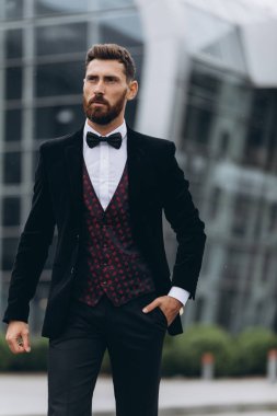 İki işadamı birlikte tartışıyor