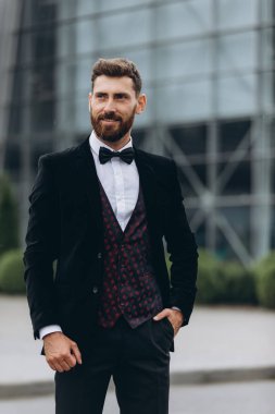 İki işadamı birlikte tartışıyor