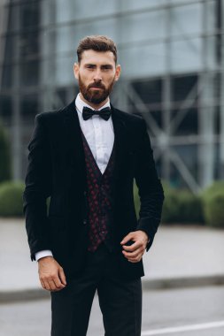 İki işadamı birlikte tartışıyor