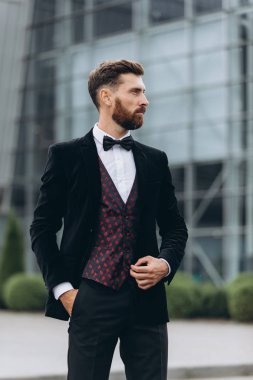 İki işadamı birlikte tartışıyor