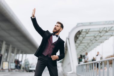 İki işadamı birlikte tartışıyor