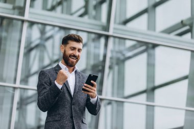 İki işadamı birlikte tartışıyor