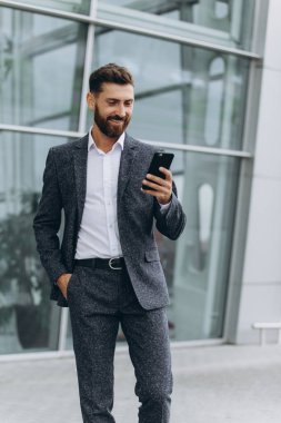 İki işadamı birlikte tartışıyor