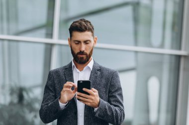 İki işadamı birlikte tartışıyor