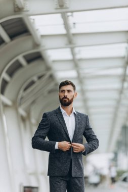 İki işadamı birlikte tartışıyor