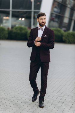 İki işadamı birlikte tartışıyor