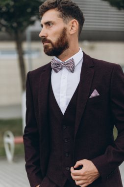 İki işadamı birlikte tartışıyor