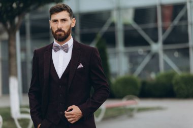 İki işadamı birlikte tartışıyor