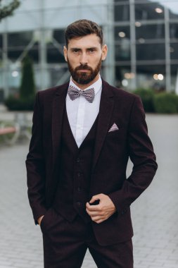 İki işadamı birlikte tartışıyor