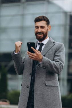 İki işadamı birlikte tartışıyor