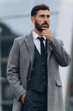 İki işadamı birlikte tartışıyor