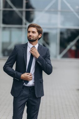 İki işadamı birlikte tartışıyor