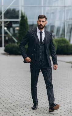 İki işadamı birlikte tartışıyor