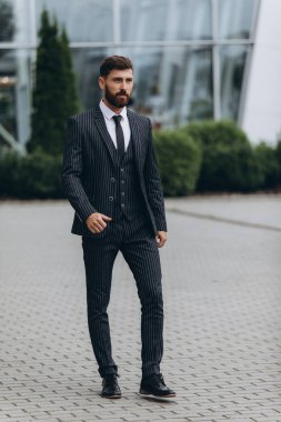 İki işadamı birlikte tartışıyor