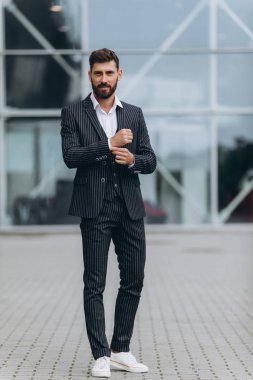 İki işadamı birlikte tartışıyor