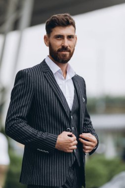 İki işadamı birlikte tartışıyor