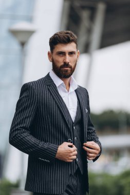 İki işadamı birlikte tartışıyor