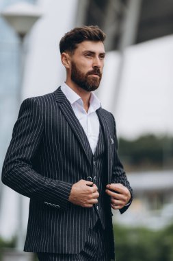 İki işadamı birlikte tartışıyor