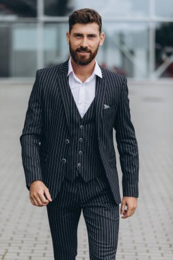 İki işadamı birlikte tartışıyor