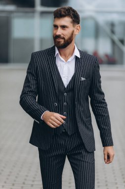 İki işadamı birlikte tartışıyor