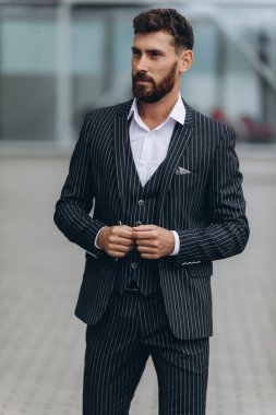 İki işadamı birlikte tartışıyor