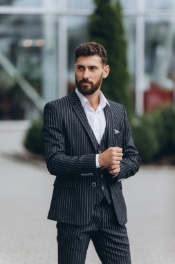 İki işadamı birlikte tartışıyor