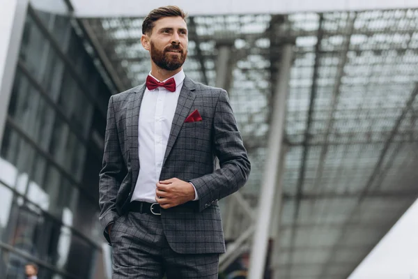 İki işadamı birlikte tartışıyor