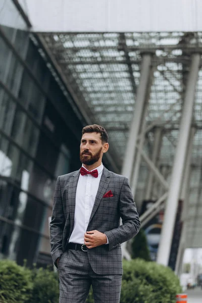 İki işadamı birlikte tartışıyor