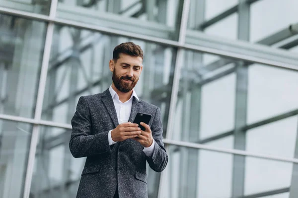 Dos hombres de negocios discutiendo juntos — Foto de Stock