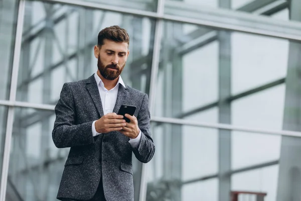 Dos hombres de negocios discutiendo juntos — Foto de Stock