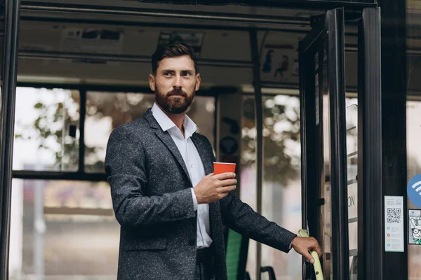 İki işadamı birlikte tartışıyor