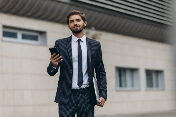 Dos hombres de negocios discutiendo juntos — Foto de Stock