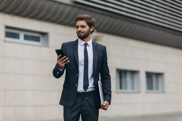 Dos hombres de negocios discutiendo juntos — Foto de Stock