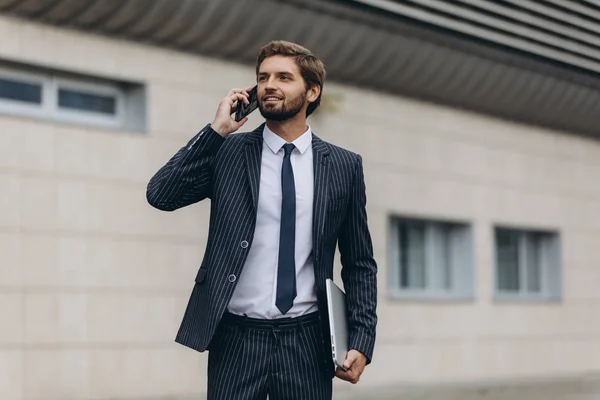 Dos hombres de negocios discutiendo juntos — Foto de Stock