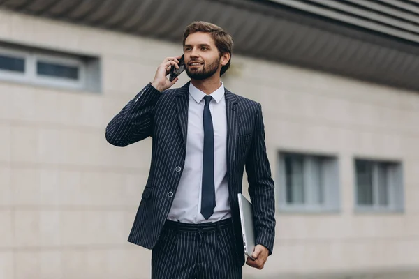 Dos hombres de negocios discutiendo juntos — Foto de Stock