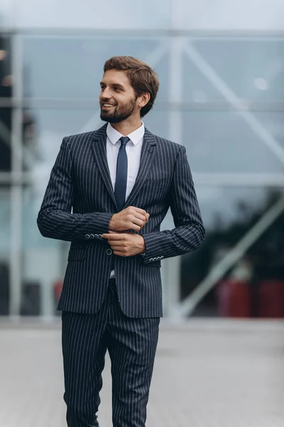 Dos hombres de negocios discutiendo juntos — Foto de Stock